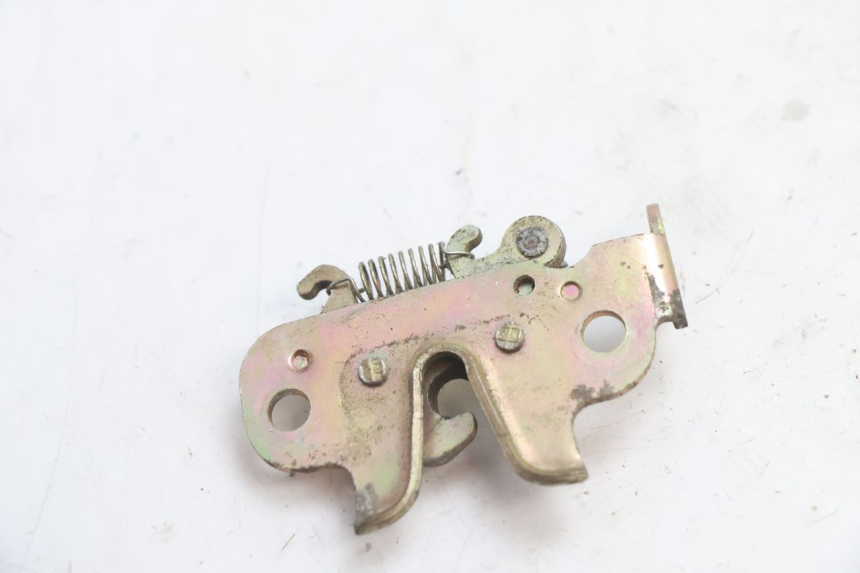 photo de SERRURE DE SELLE PEUGEOT KISBEE 4T 50 (2010 - 2017) - Zoom état d’usage