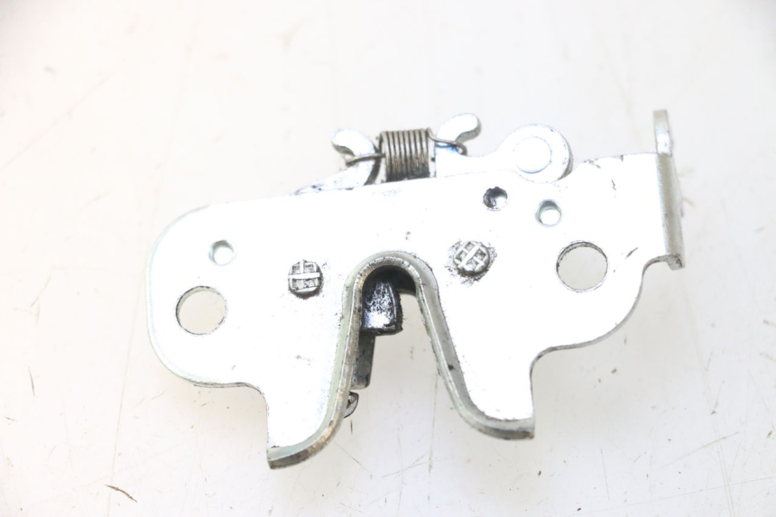 photo de SERRURE DE SELLE PEUGEOT KISBEE 4T 50 (2023 - 2026) - Zoom état d’usage