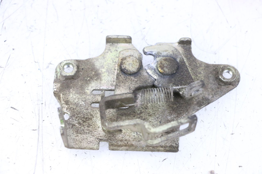 photo de SERRURE DE SELLE SYM ORBIT 2 50 (2008 - 2014) - Détail de la pièce