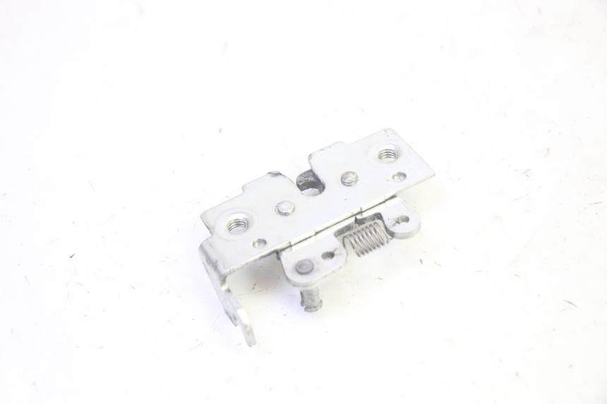 photo de SERRURE DE SELLE YAMAHA XMAX X-MAX 125 (2006 - 2009) - Autre angle de vue