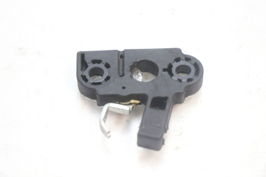 photo de SERRURE DE SELLE YAMAHA YP MAJESTY 125 (2007 - 2010) - Gros plan technique