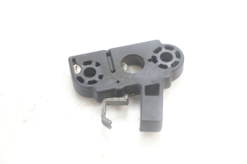 photo de SERRURE DE SELLE YAMAHA YP MAJESTY 125 (2002 - 2006) - Autre angle de vue