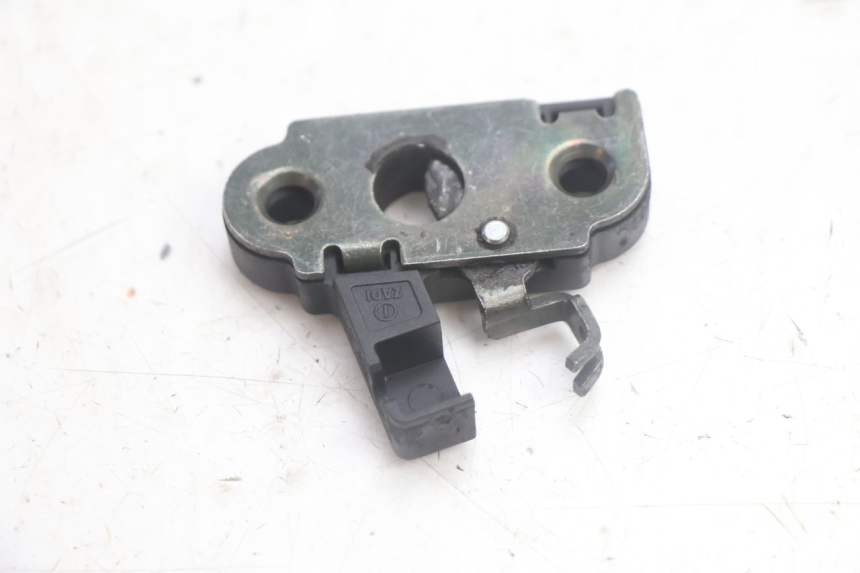 photo de SERRURE DE SELLE YAMAHA YP MAJESTY 125 (2002 - 2006) - Détail de la pièce