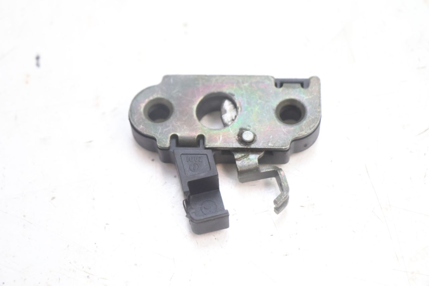 photo de SERRURE DE SELLE YAMAHA YP MAJESTY 125 (2002 - 2006) - Détail de la pièce