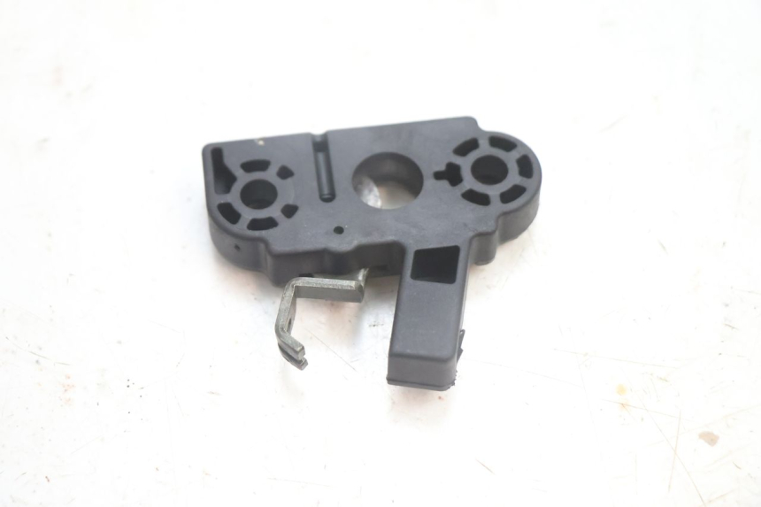 photo de SERRURE DE SELLE YAMAHA YP MAJESTY 125 (2002 - 2006) - Autre angle de vue
