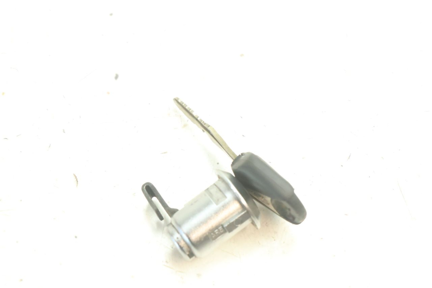 photo de SERRURE DE SELLE YAMAHA YZF R6 600 (2008 - 2009) - Autre angle de vue