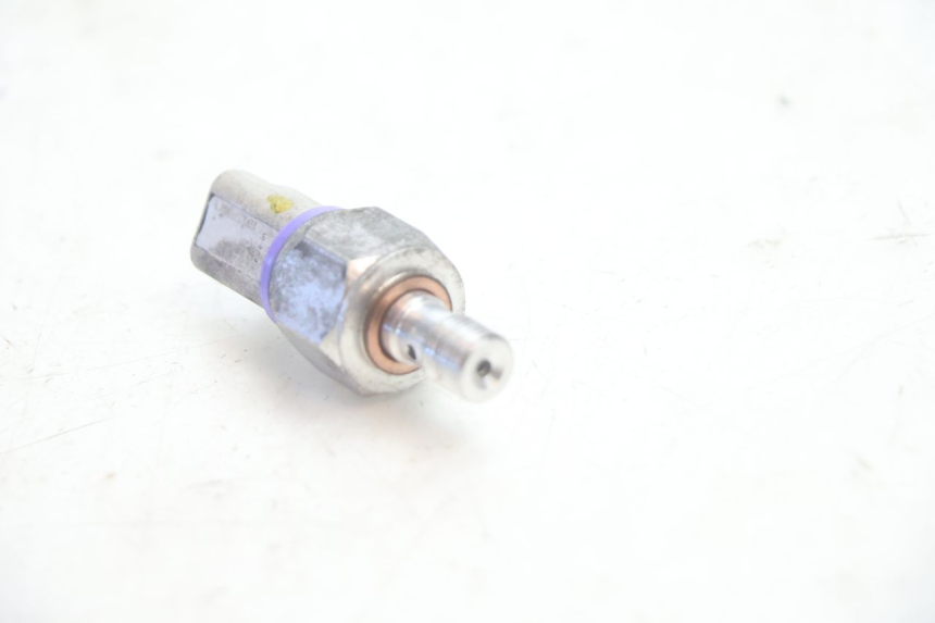 photo de SONDE PRESSION HUILE FREIN PIAGGIO MP3 500 (2016 - 2018) - Gros plan technique