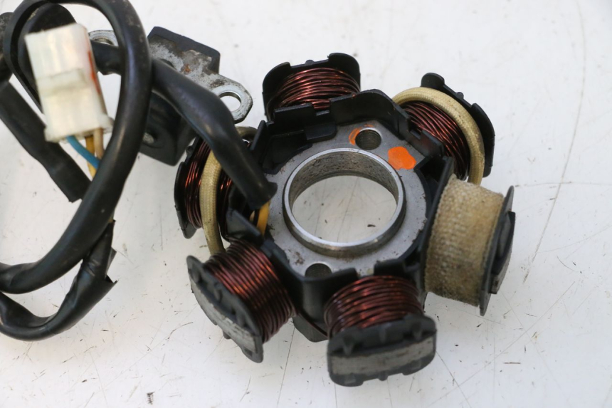 photo de STATOR PEUGEOT LUDIX 50 (2008 - 2017) - Autre angle de vue