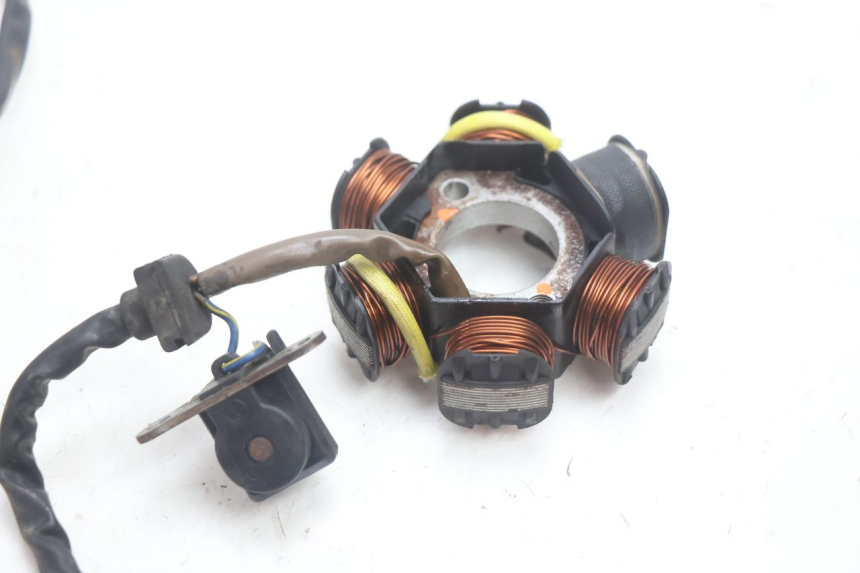 photo de STATOR PEUGEOT VIVACITY 50 (1998 - 2003) - Gros plan technique