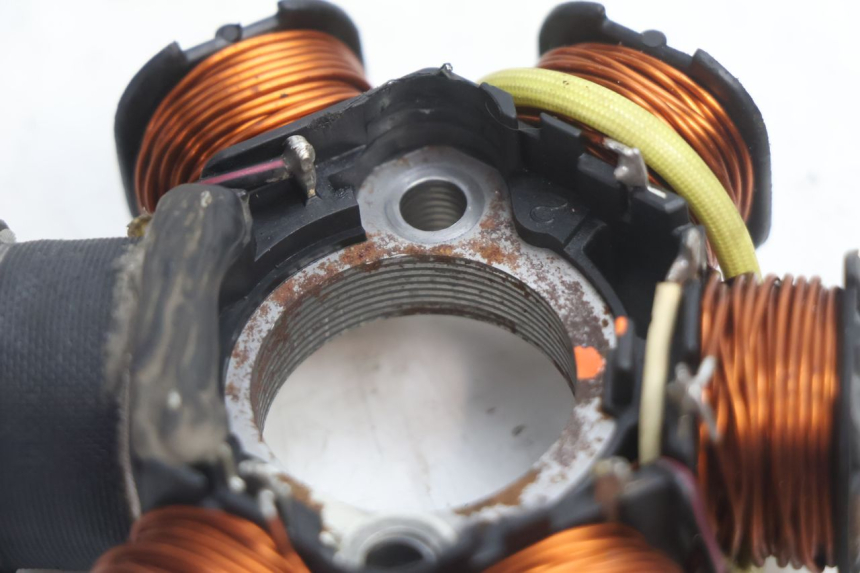 photo de STATOR PEUGEOT VIVACITY 50 (2004 - 2009) - Gros plan technique