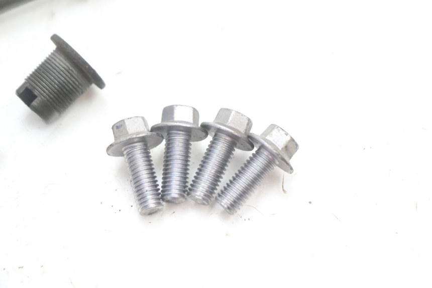 photo de SUPPORT MOTEUR YAMAHA FJR 1300 (2001 - 2005) - Gros plan technique