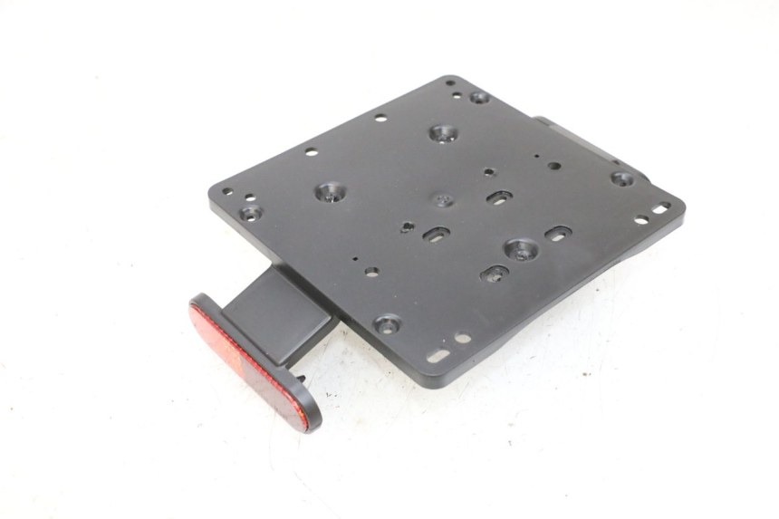 photo de SUPPORT DE PLAQUE PIAGGIO MP3 HPE 300 (2019 - 2026) - Autre angle de vue