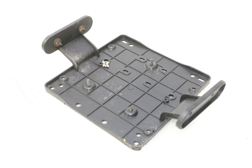 photo de SUPPORT DE PLAQUE PIAGGIO MP3 HPE 530 (2022 - 2026) - Détail de la pièce