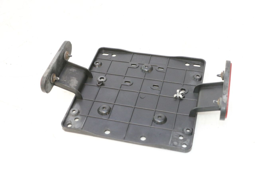 photo de SUPPORT DE PLAQUE PIAGGIO MP3 500 (2016 - 2018) - Détail de la pièce