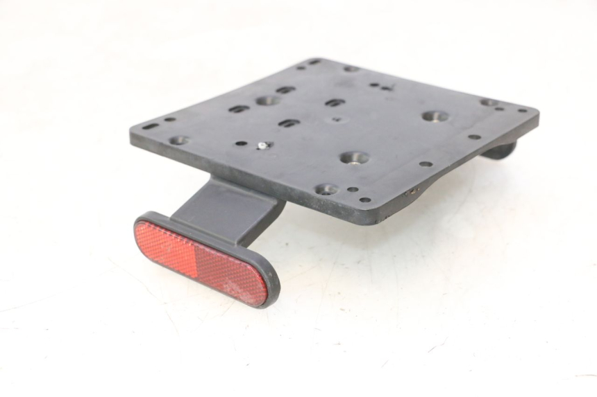 photo de SUPPORT DE PLAQUE PIAGGIO MP3 500 (2016 - 2018) - Gros plan technique