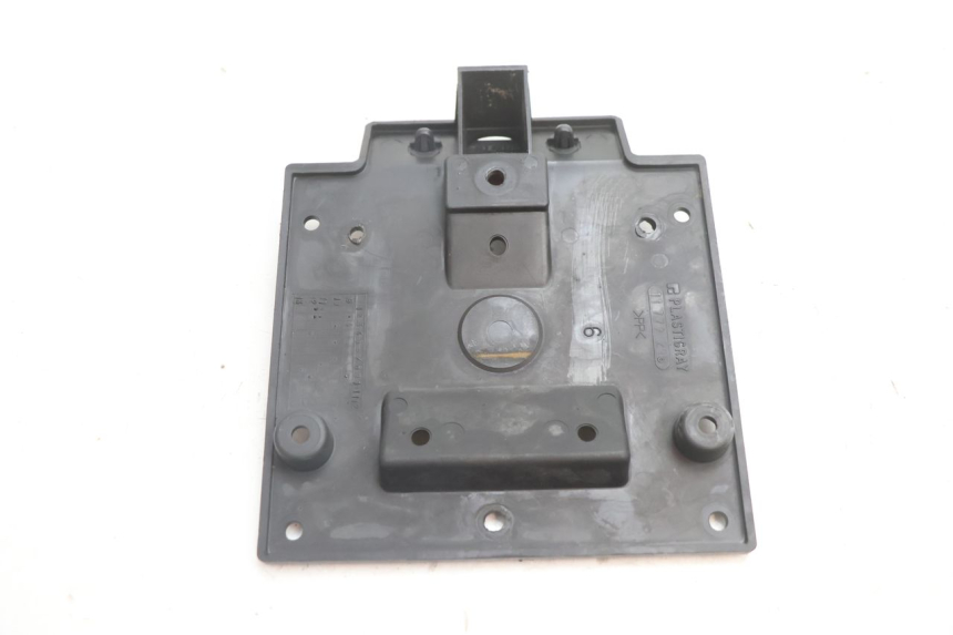photo de SUPPORT DE PLAQUE PEUGEOT TKR TREKKER FURIOUS 50 (2005 - 2014) - Gros plan technique