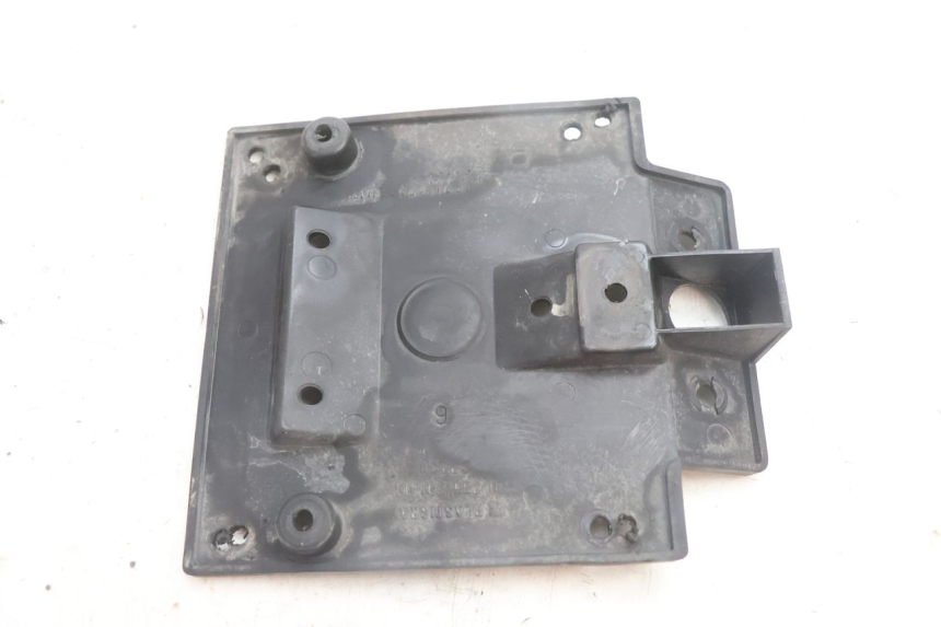 photo de SUPPORT DE PLAQUE PEUGEOT VIVACITY 100 (1999 - 2008) - Autre angle de vue