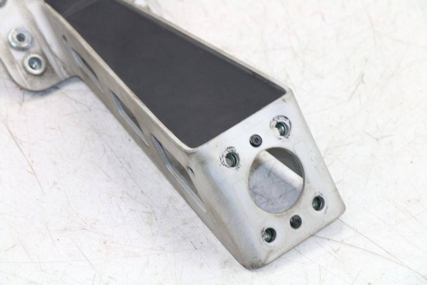 photo de SUPPORT DE PLAQUE YAMAHA YZF R6 600 (2010 - 2016)