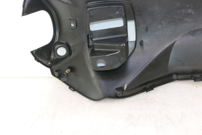photo de TABLIER INTERIEUR KYMCO AGILITY 16+ 4T 50 (2018 - 2023) - Gros plan technique