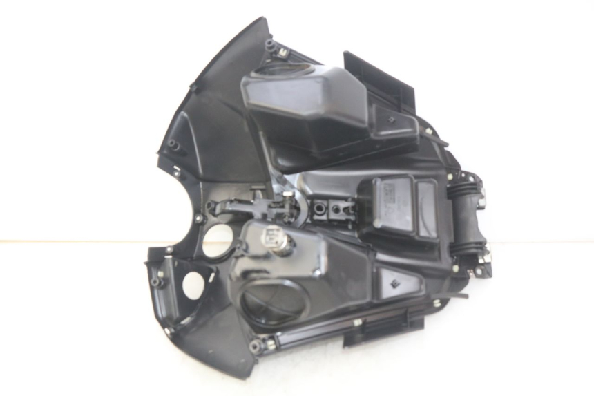 photo de TABLIER INTERIEUR PIAGGIO BEVERLY 125 (2010 - 2015) - Gros plan technique