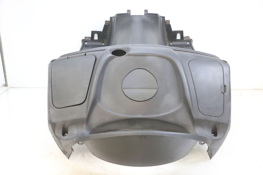 photo de TABLIER INTERIEUR SUZUKI BURGMAN 125 (2007 - 2014) - Vue rapprochée