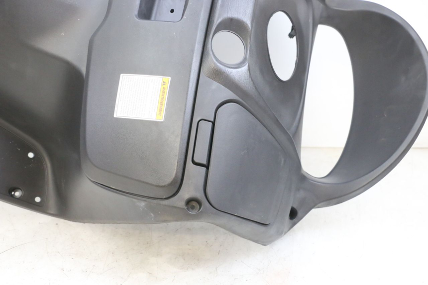 photo de TABLIER INTERIEUR SUZUKI BURGMAN 125 (2007 - 2014) - Zoom état d’usage