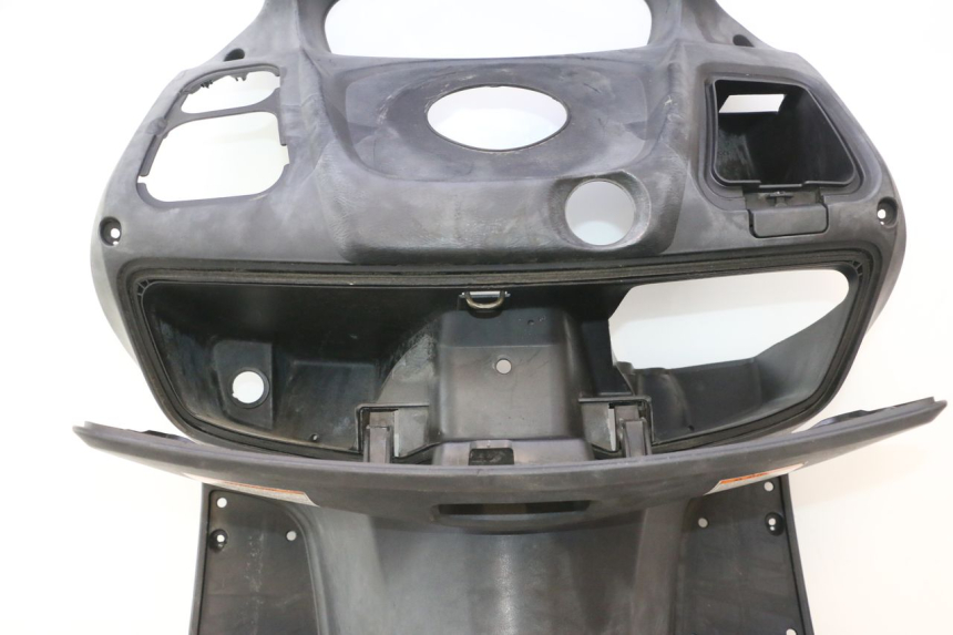 photo de TABLIER INTERIEUR SUZUKI BURGMAN 125 (2007 - 2014) - Zoom état d’usage