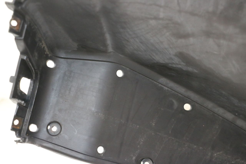 photo de TABLIER INTERIEUR SUZUKI BURGMAN 125 (2007 - 2014) - Points de fixation