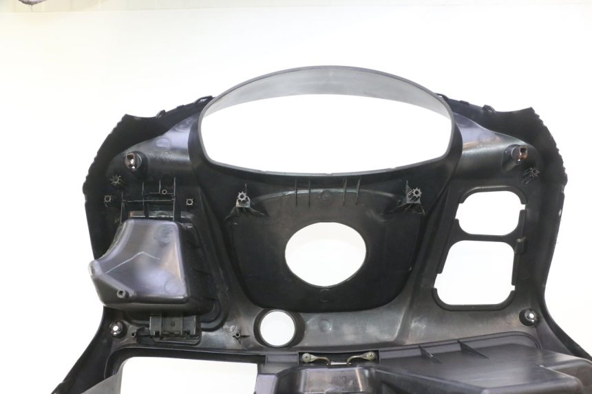 photo de TABLIER INTERIEUR SUZUKI BURGMAN 125 (2007 - 2014) - Gros plan technique