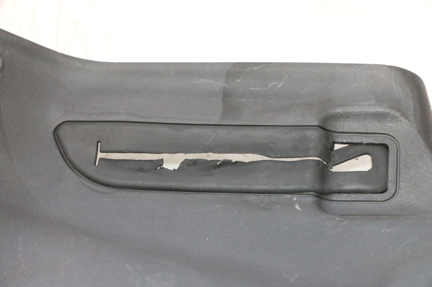 photo de TABLIER INTERIEUR DROIT GILERA GP 800 (2007 - 2013) - Zoom état d’usage
