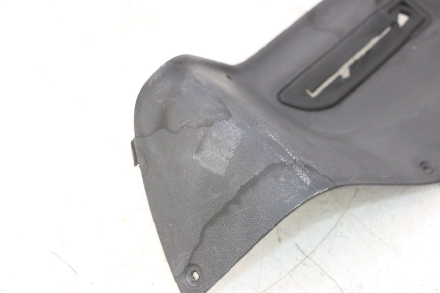 photo de TABLIER INTERIEUR DROIT GILERA GP 800 (2007 - 2013) - Autre angle de vue