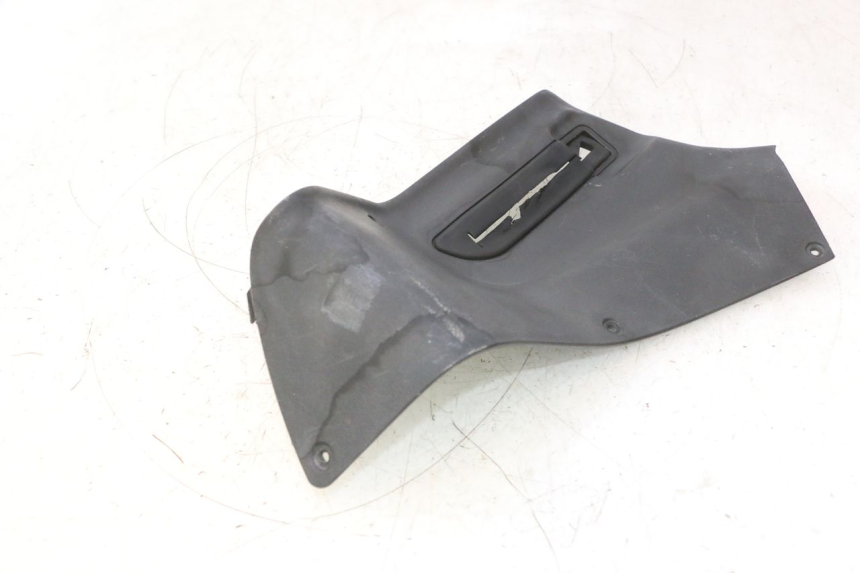 photo de TABLIER INTERIEUR DROIT GILERA GP 800 (2007 - 2013) - Gros plan technique