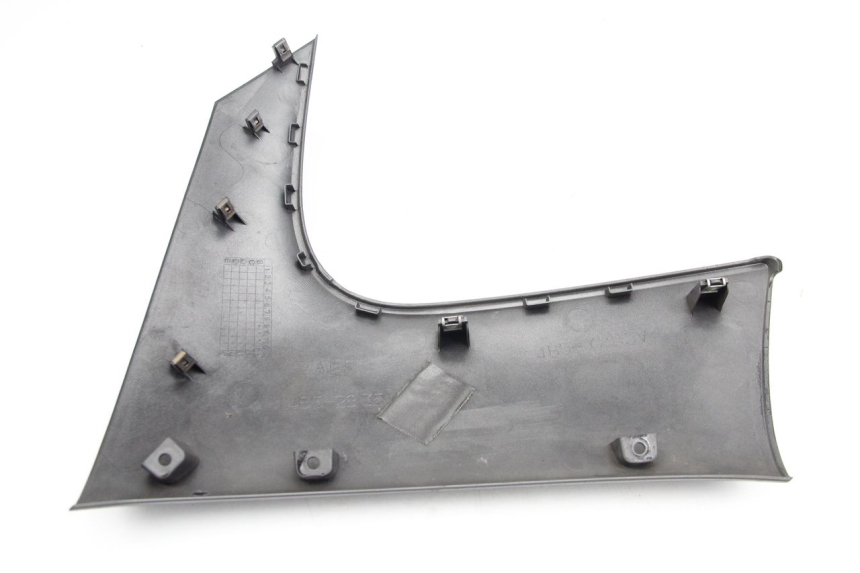 photo de TABLIER INTERIEUR DROIT YAMAHA XP T-MAX TMAX 500 (2008 - 2012) - Gros plan technique