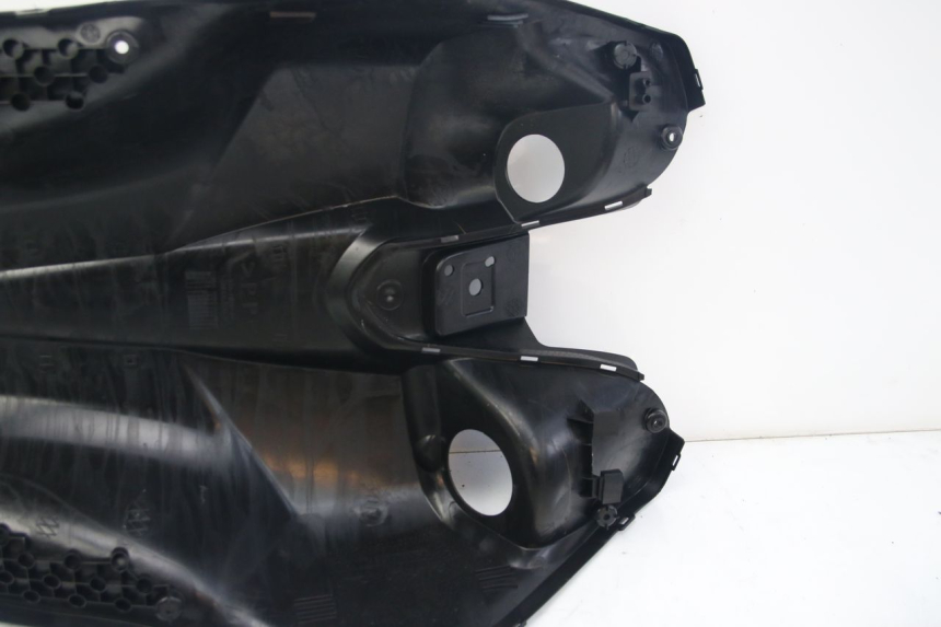 photo de TABLIER INTERIEUR YAMAHA D'ELIGHT DELIGHT 125 (2017 - 2020) - Gros plan technique