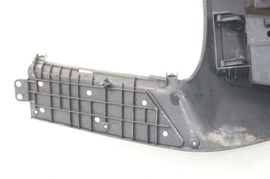 photo de TABLIER INTERIEUR HONDA FES PANTHEON 125 (2003 - 2007) - Gros plan technique