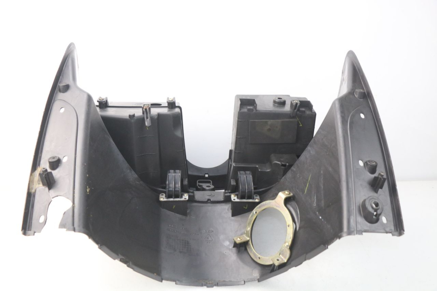 photo de TABLIER INTERIEUR SYM GTS EVO 125 (2009 - 2013) - Détail de la pièce