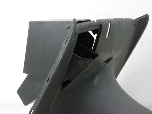 photo de TABLIER INTERIEUR INFERIEUR YAMAHA YP MAJESTY 125 (2002 - 2006)