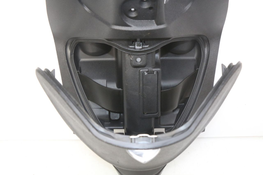 photo de TABLIER INTERIEUR PIAGGIO LIBERTY IGET 4T 50 (2015 - 2020) - Gros plan technique