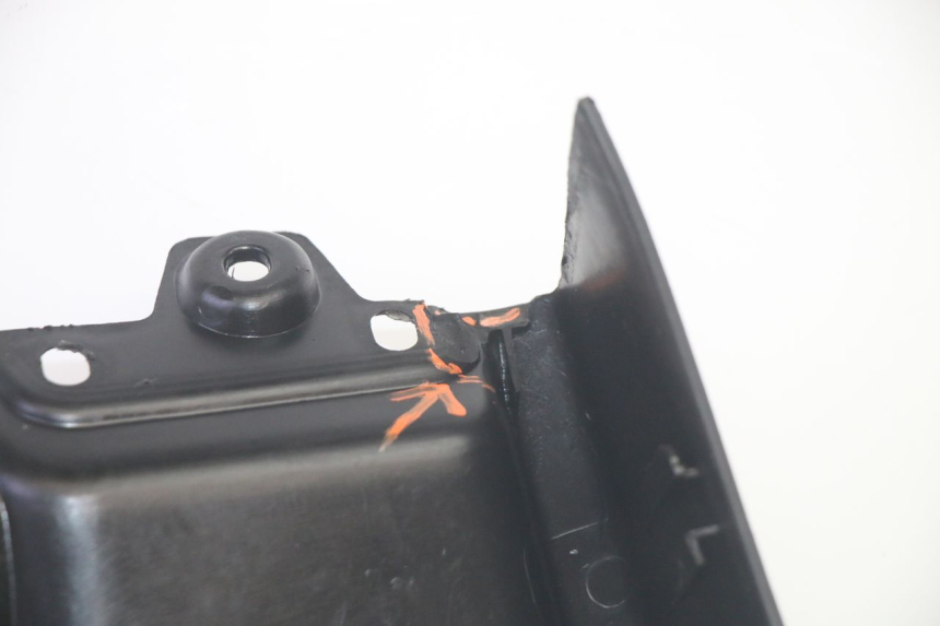 photo de TABLIER INTERIEUR PIAGGIO MP3 HPE 350 (2018 - 2020) - Gros plan technique