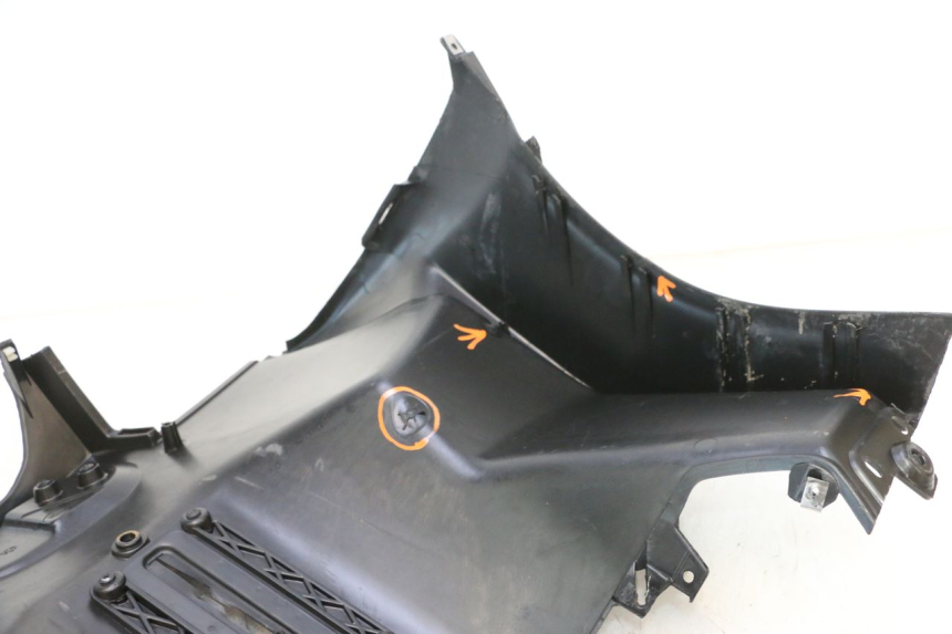 photo de TABLIER INTERIEUR PIAGGIO MP3 RL 250 (2006 - 2010) - Gros plan technique