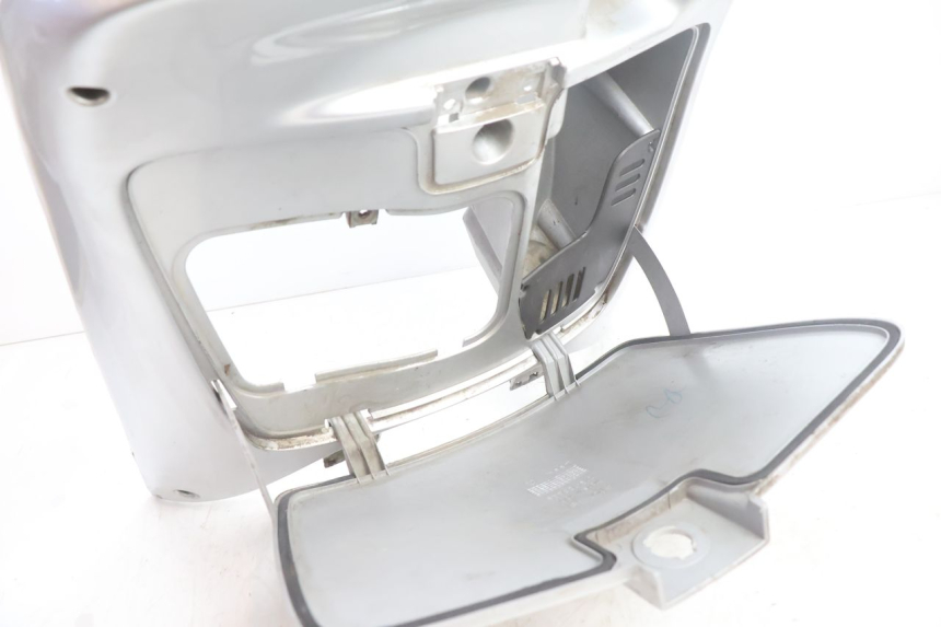 photo de TABLIER INTERIEUR APRILIA SCARABEO GT 125 (1999 - 2007) - Gros plan technique