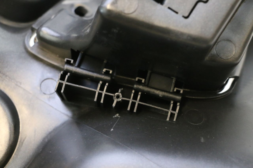 photo de TABLIER INTERIEUR APRILIA SR MOTARD 50 (2012 - 2018) - Marquages et références