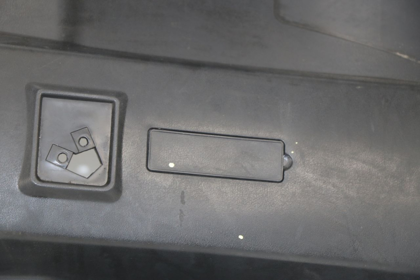photo de TABLIER INTERIEUR PEUGEOT SUM UP 125 (2008 - 2013) - Gros plan technique