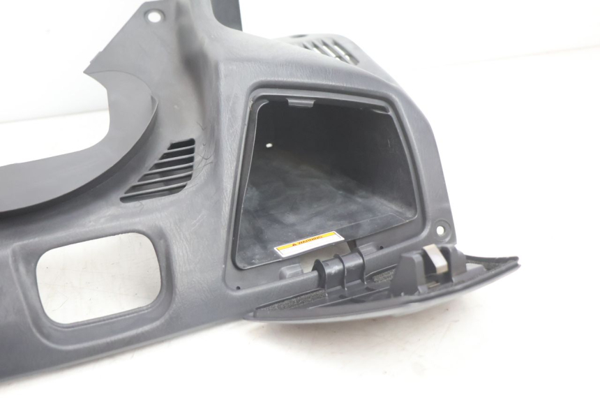 photo de TABLIER INTERIEUR SUPERIEUR SUZUKI BURGMAN EXECUTIVE ABS 650 (2006 - 2012) - Gros plan technique