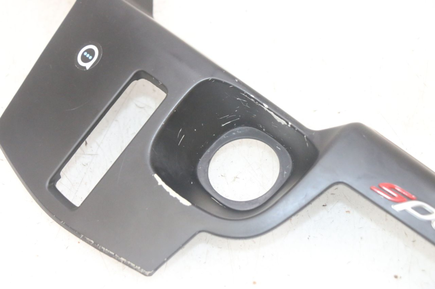 photo de TABLIER INTERIEUR SUPERIEUR PIAGGIO MP3 HPE 300 (2019 - 2026) - Points de fixation