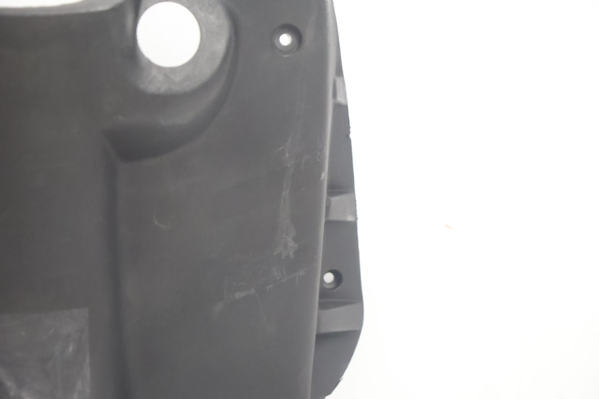 photo de TABLIER INTERIEUR PEUGEOT TREKKER 50 (1995 - 2004) - Gros plan technique