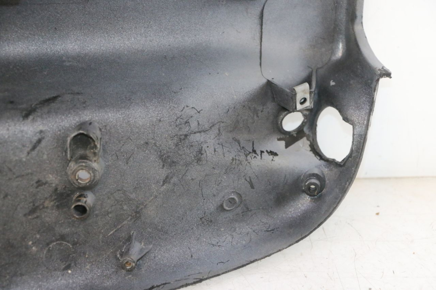 photo de TABLIER INTERIEUR PIAGGIO TYPHOON 50 (1993 - 1999) - Gros plan technique
