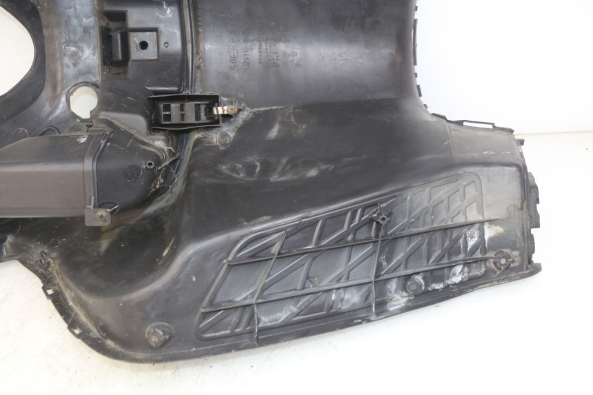 photo de TABLIER INTERIEUR SUZUKI UH BURGMAN 125 (2002 - 2006) - Gros plan technique