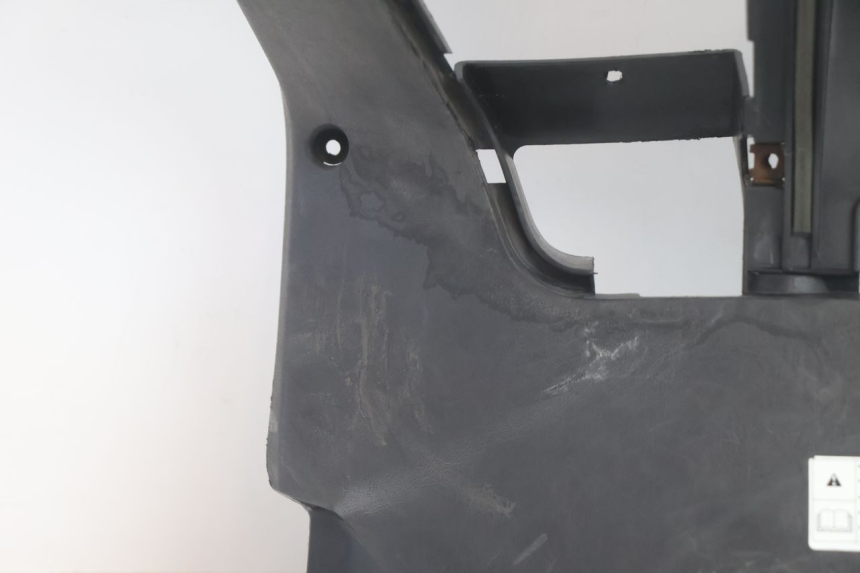 photo de TABLIER INTERIEUR YAMAHA XMAX X-MAX 125 (2006 - 2009) - Gros plan technique