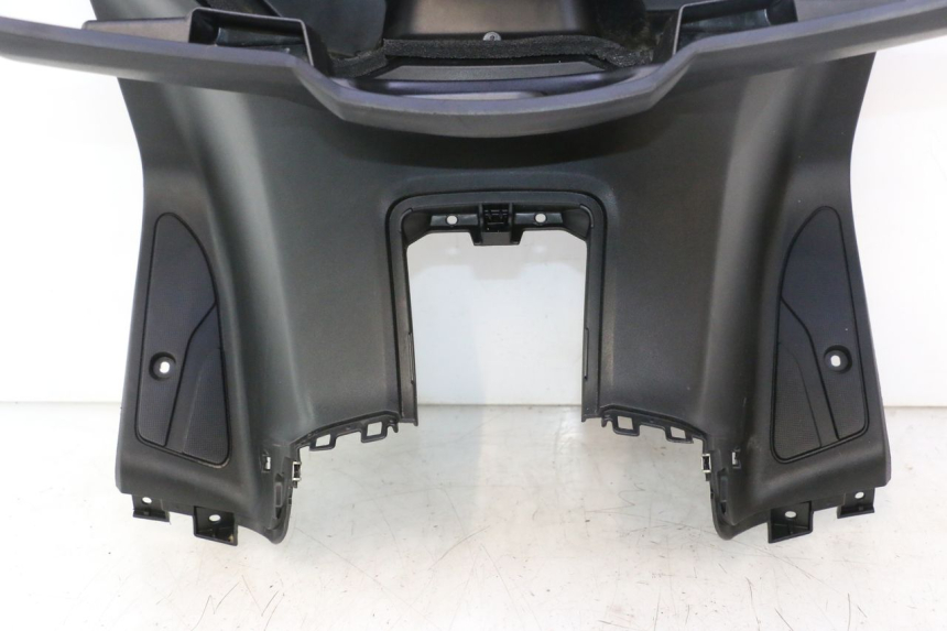 photo de TABLIER INTERIEUR YAMAHA X-MAX XMAX 125 (2010 - 2013) - Gros plan technique